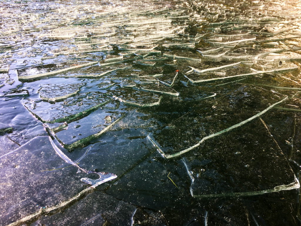 厳しい冬と湖の氷